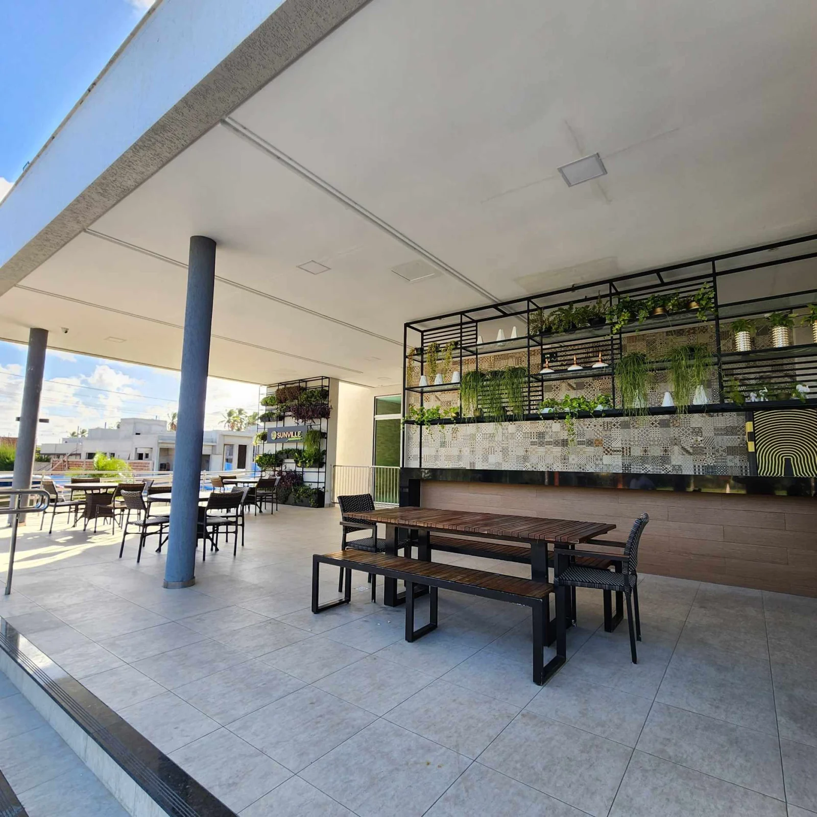 Casa em Condomínio Fechado com 3 Quartos sendo 1 Suíte Master, Piscina e Lazer Completo