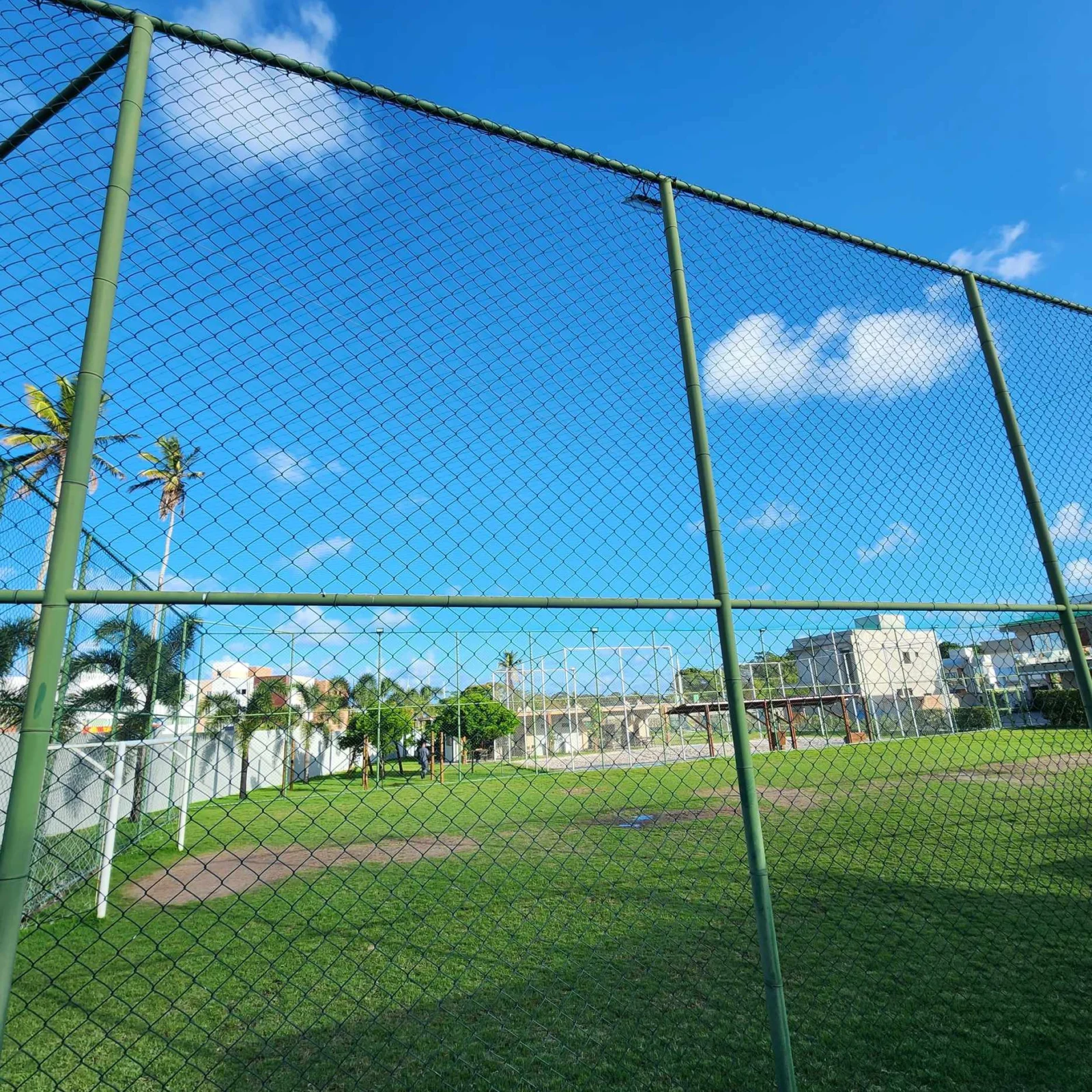 Casa em Condomínio Fechado com 3 Quartos sendo 1 Suíte Master, Piscina e Lazer Completo