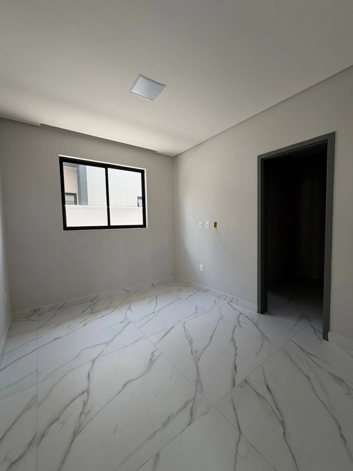 Casa em Condomínio Fechado com 3 Quartos sendo 1 Suíte Master, Piscina e Lazer Completo