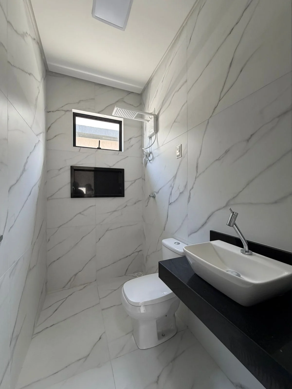 Casa em Condomínio Fechado com 3 Quartos sendo 1 Suíte Master, Piscina e Lazer Completo