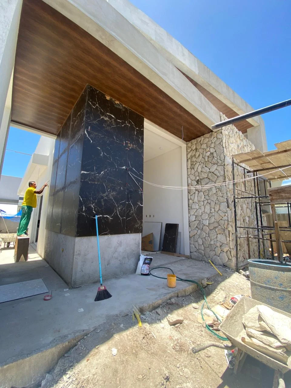 Casa em Condomínio Fechado com 3 Quartos sendo 1 Suíte Master, Piscina e Lazer Completo