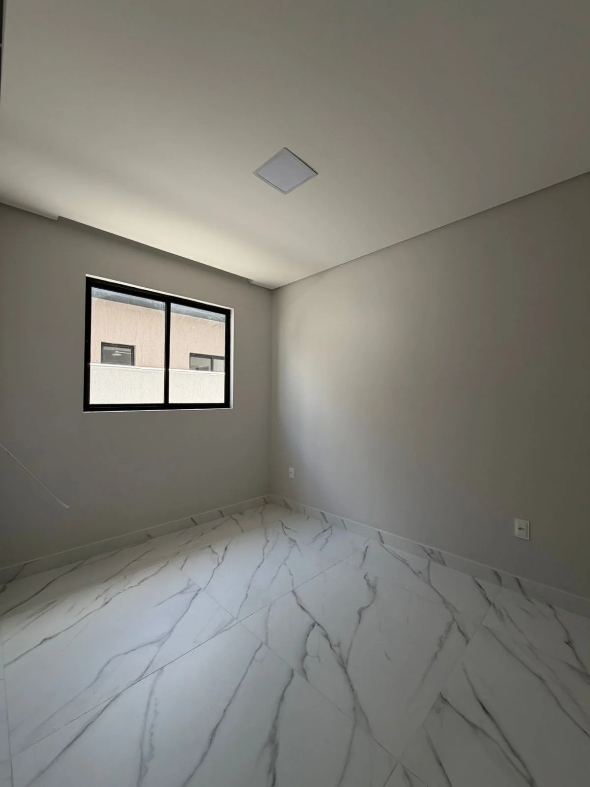 Casa em Condomínio Fechado com 3 Quartos sendo 1 Suíte Master, Piscina e Lazer Completo