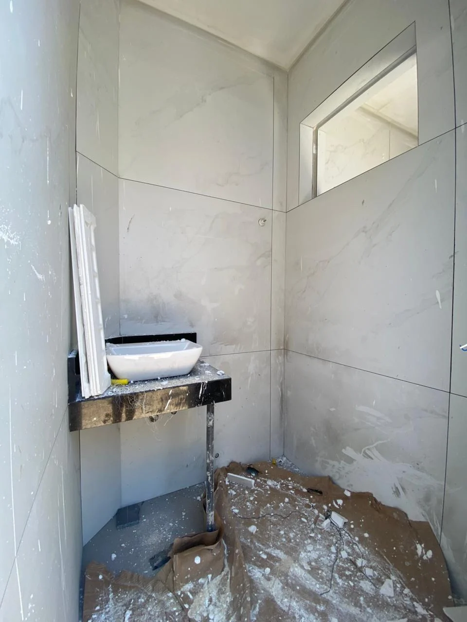 Casa em Condomínio Fechado com 3 Quartos sendo 1 Suíte Master, Piscina e Lazer Completo