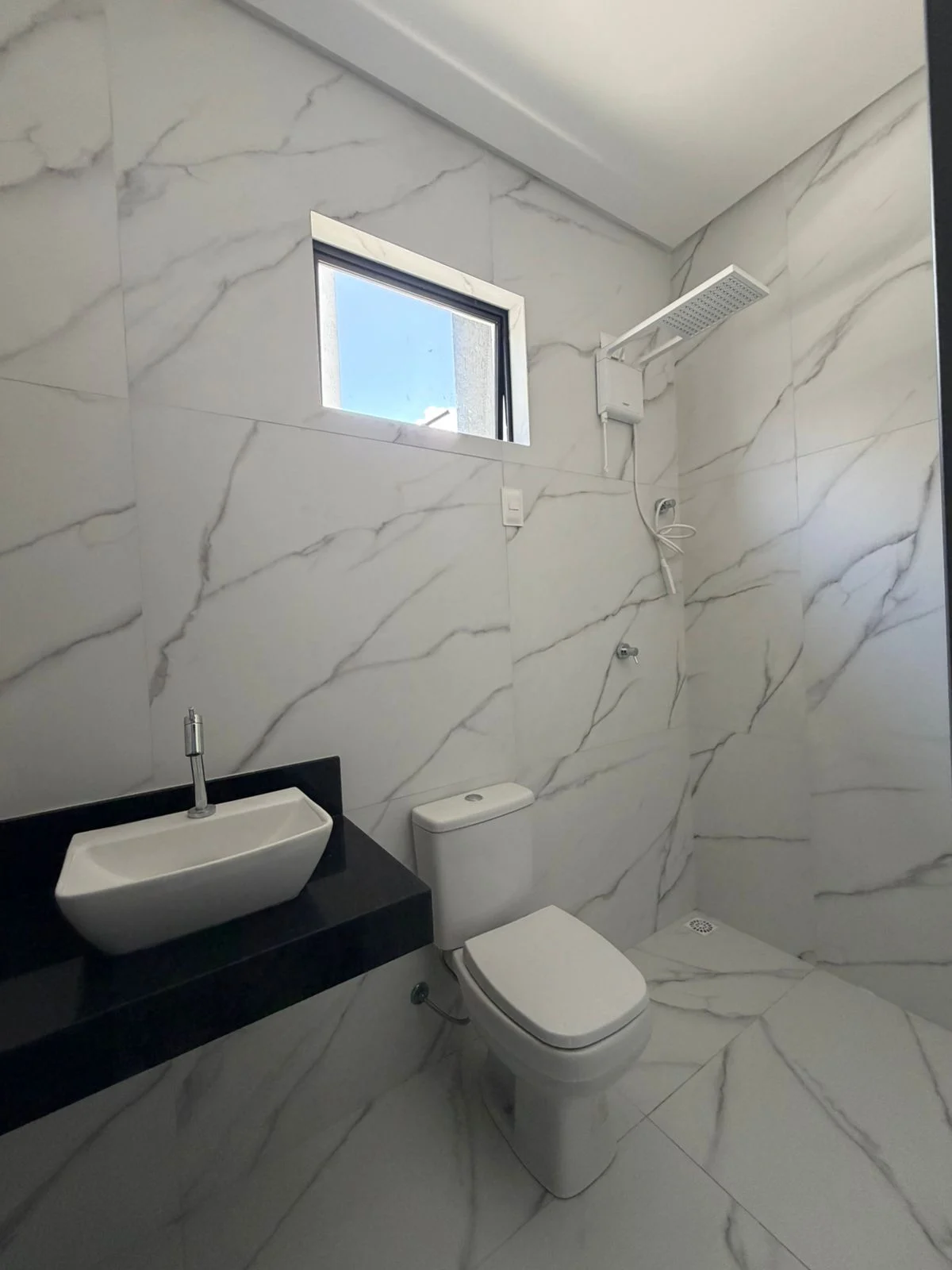 Casa em Condomínio Fechado com 3 Quartos sendo 1 Suíte Master, Piscina e Lazer Completo