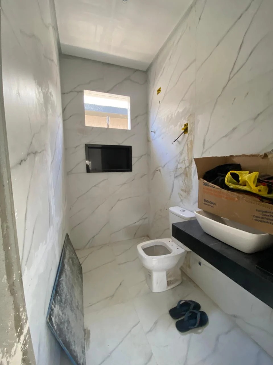 Casa em Condomínio Fechado com 3 Quartos sendo 1 Suíte Master, Piscina e Lazer Completo