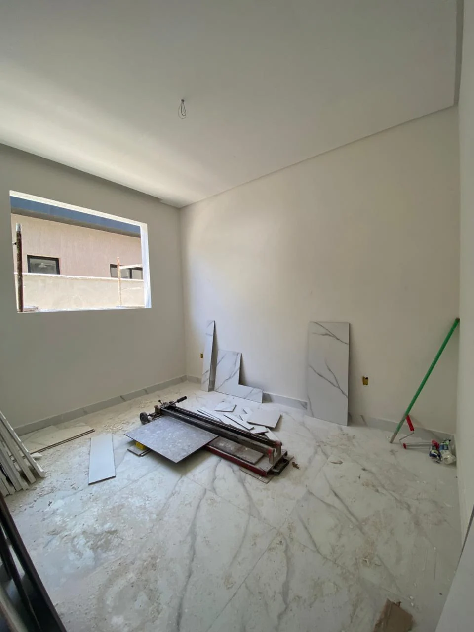Casa em Condomínio Fechado com 3 Quartos sendo 1 Suíte Master, Piscina e Lazer Completo