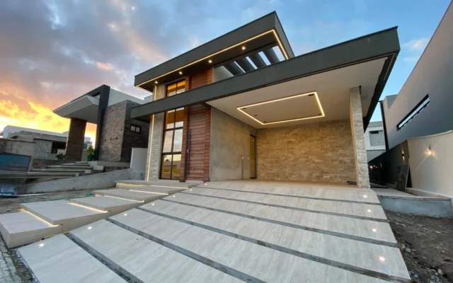 Excelente Casa em Condomínio Fechado nos Bancários com 3 Suítes + DCE, Piscina e Lazer
