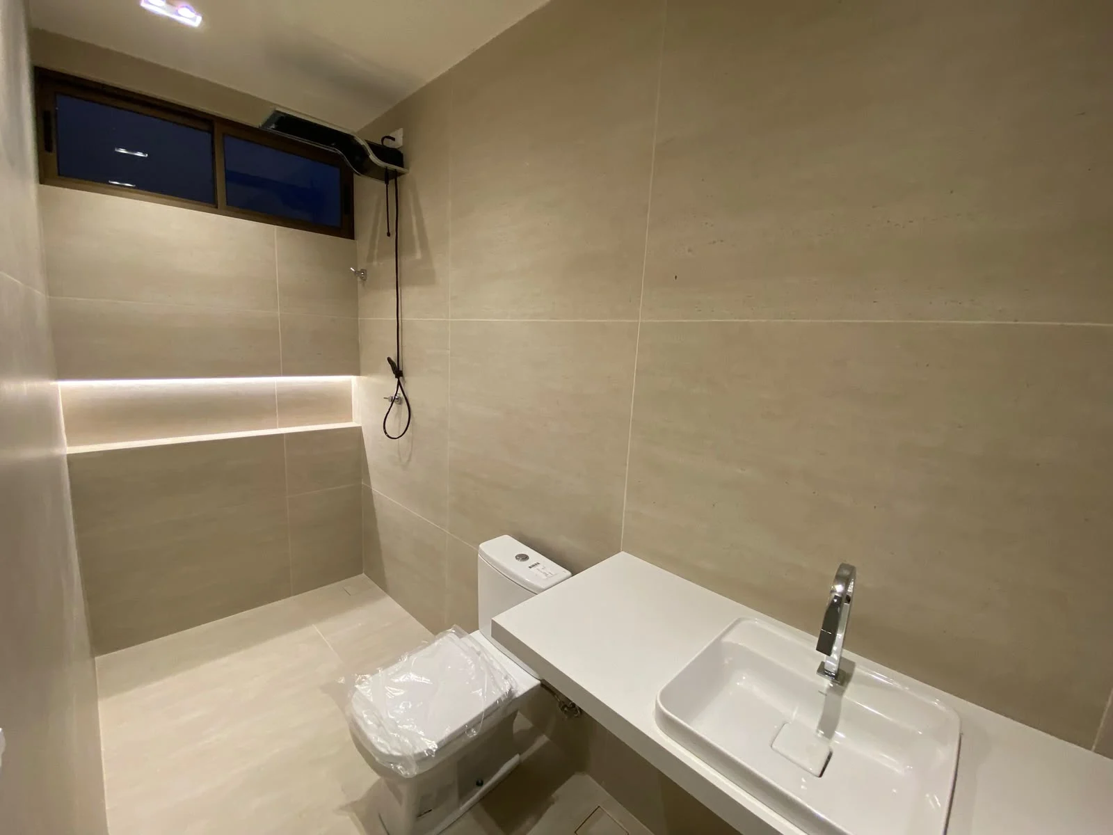 Excelente Casa em Condomínio Fechado nos Bancários com 3 Suítes + DCE, Piscina e Lazer