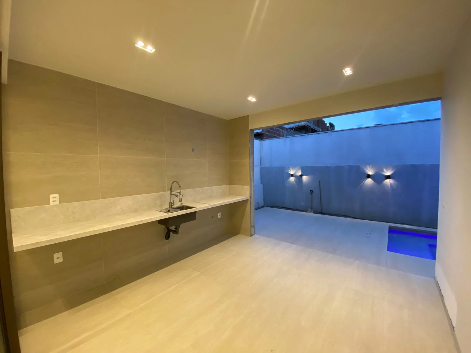 Excelente Casa em Condomínio Fechado nos Bancários com 3 Suítes + DCE, Piscina e Lazer