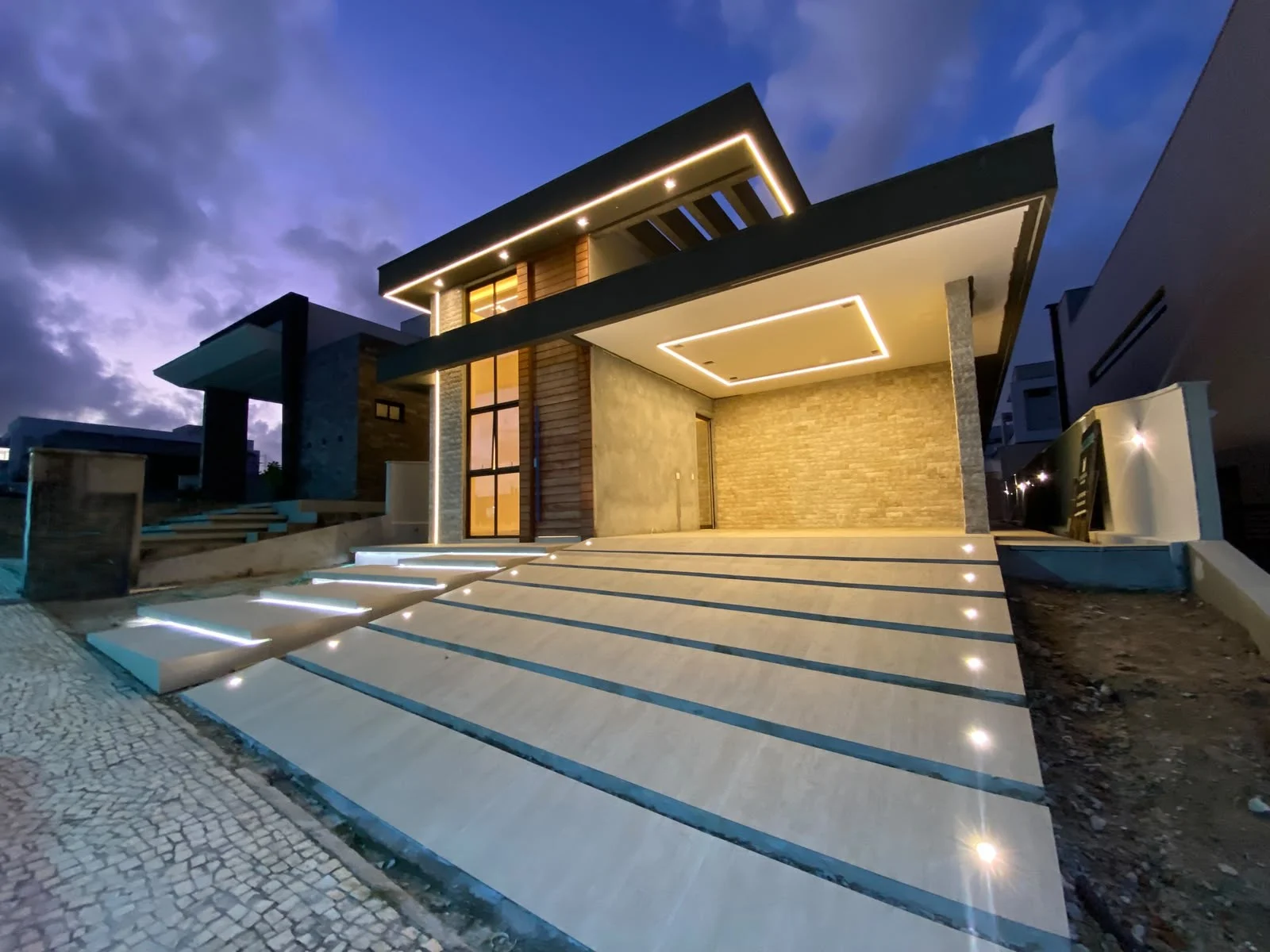 Excelente Casa em Condomínio Fechado nos Bancários com 3 Suítes + DCE, Piscina e Lazer