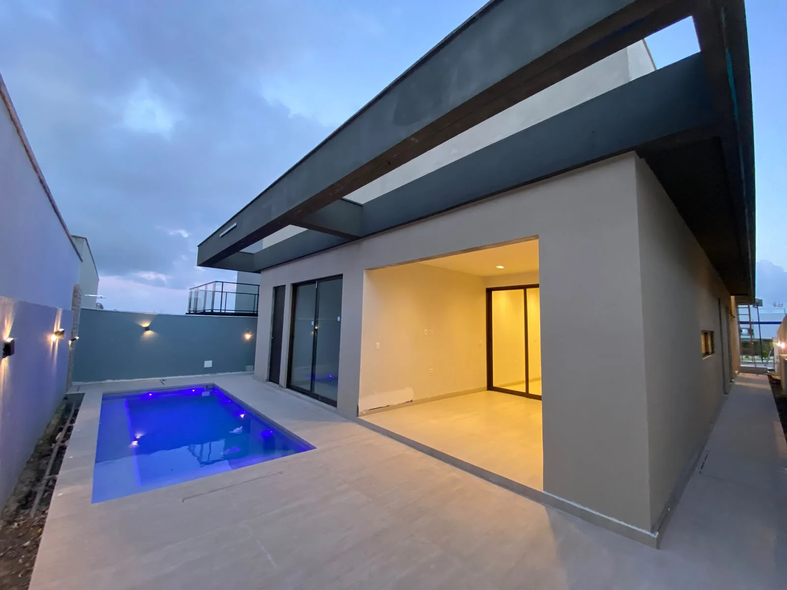 Excelente Casa em Condomínio Fechado nos Bancários com 3 Suítes + DCE, Piscina e Lazer