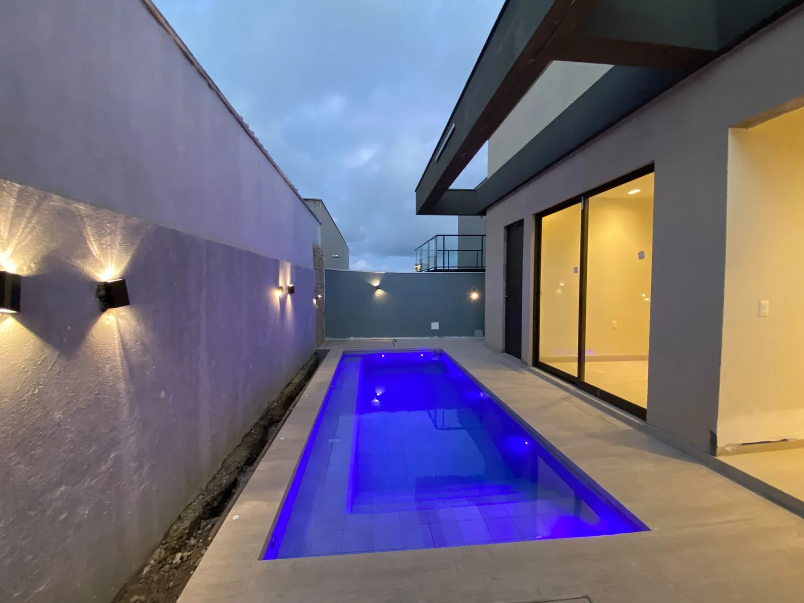 Excelente Casa em Condomínio Fechado nos Bancários com 3 Suítes + DCE, Piscina e Lazer
