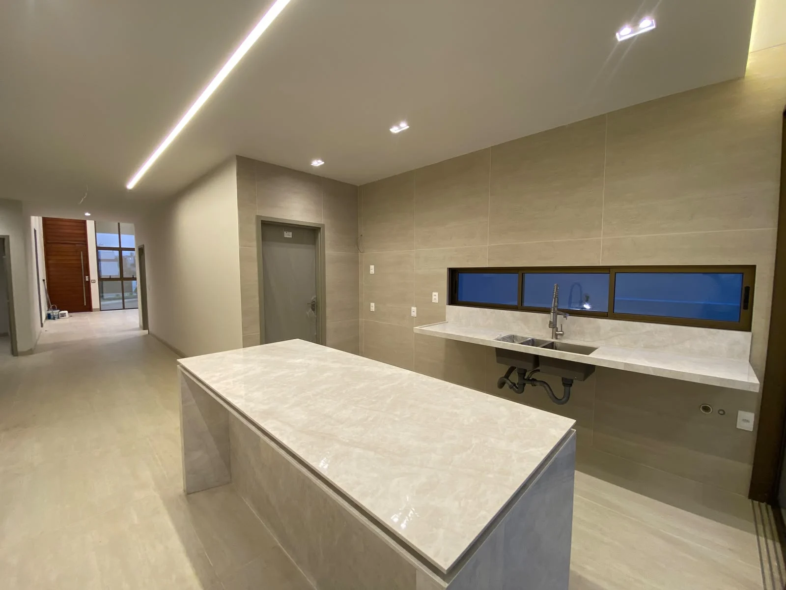 Excelente Casa em Condomínio Fechado nos Bancários com 3 Suítes + DCE, Piscina e Lazer