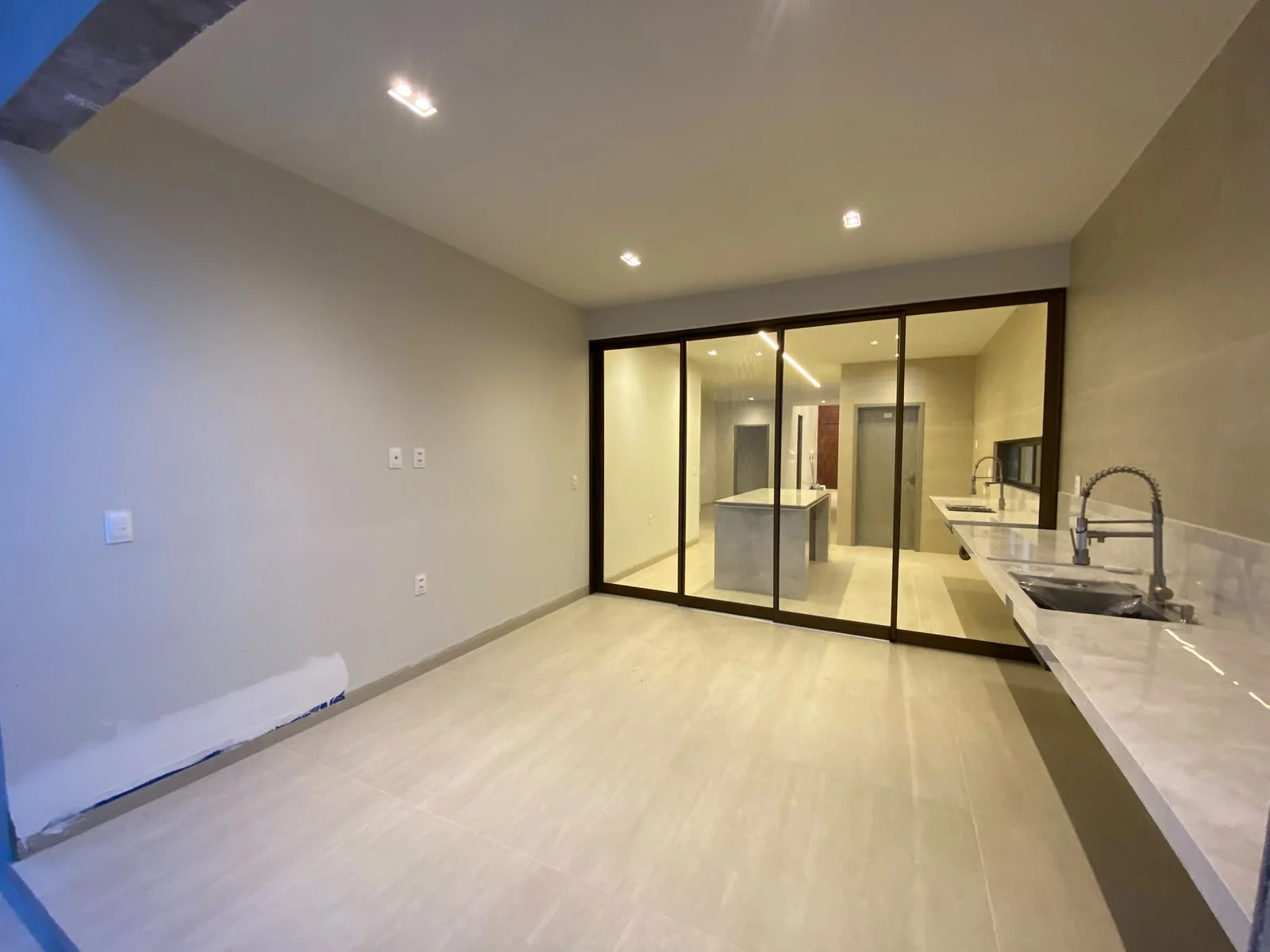 Excelente Casa em Condomínio Fechado nos Bancários com 3 Suítes + DCE, Piscina e Lazer