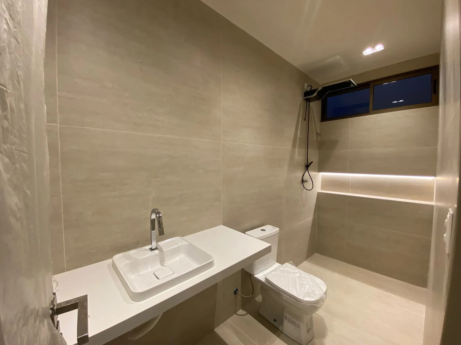 Excelente Casa em Condomínio Fechado nos Bancários com 3 Suítes + DCE, Piscina e Lazer