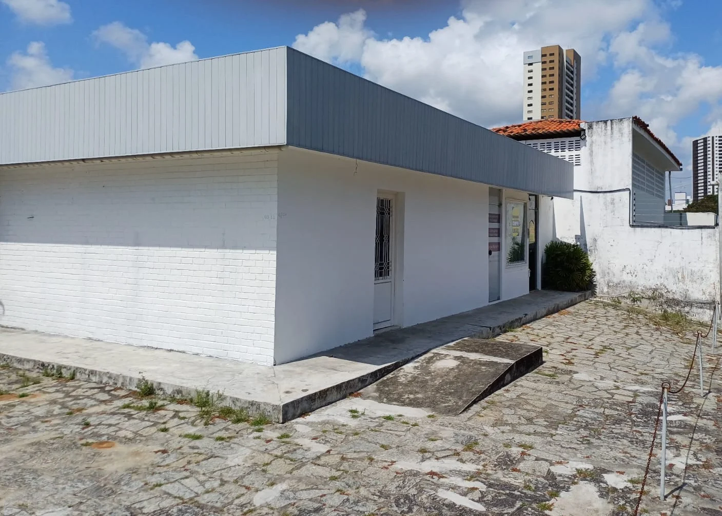 Casa e Ponto Comercial com 3 Salas no Bairro dos Estados, 254m²