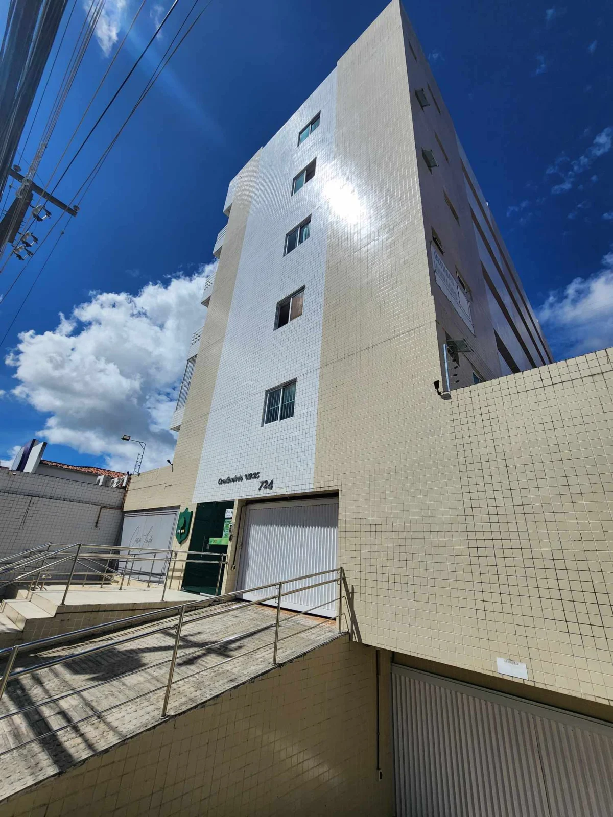 Apartamento no Centro com 2 Quartos, 2 Vagas, Elevador e Piscina