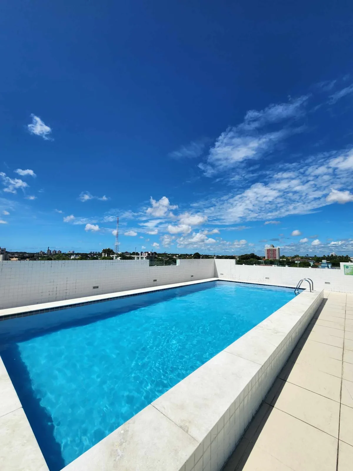 Apartamento no Centro com 2 Quartos, 2 Vagas, Elevador e Piscina