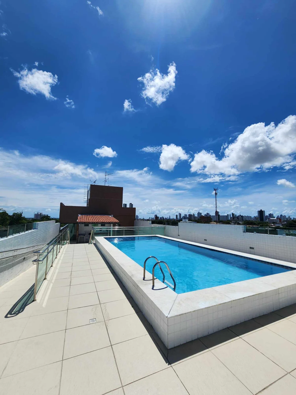Apartamento no Centro com 2 Quartos, 2 Vagas, Elevador e Piscina