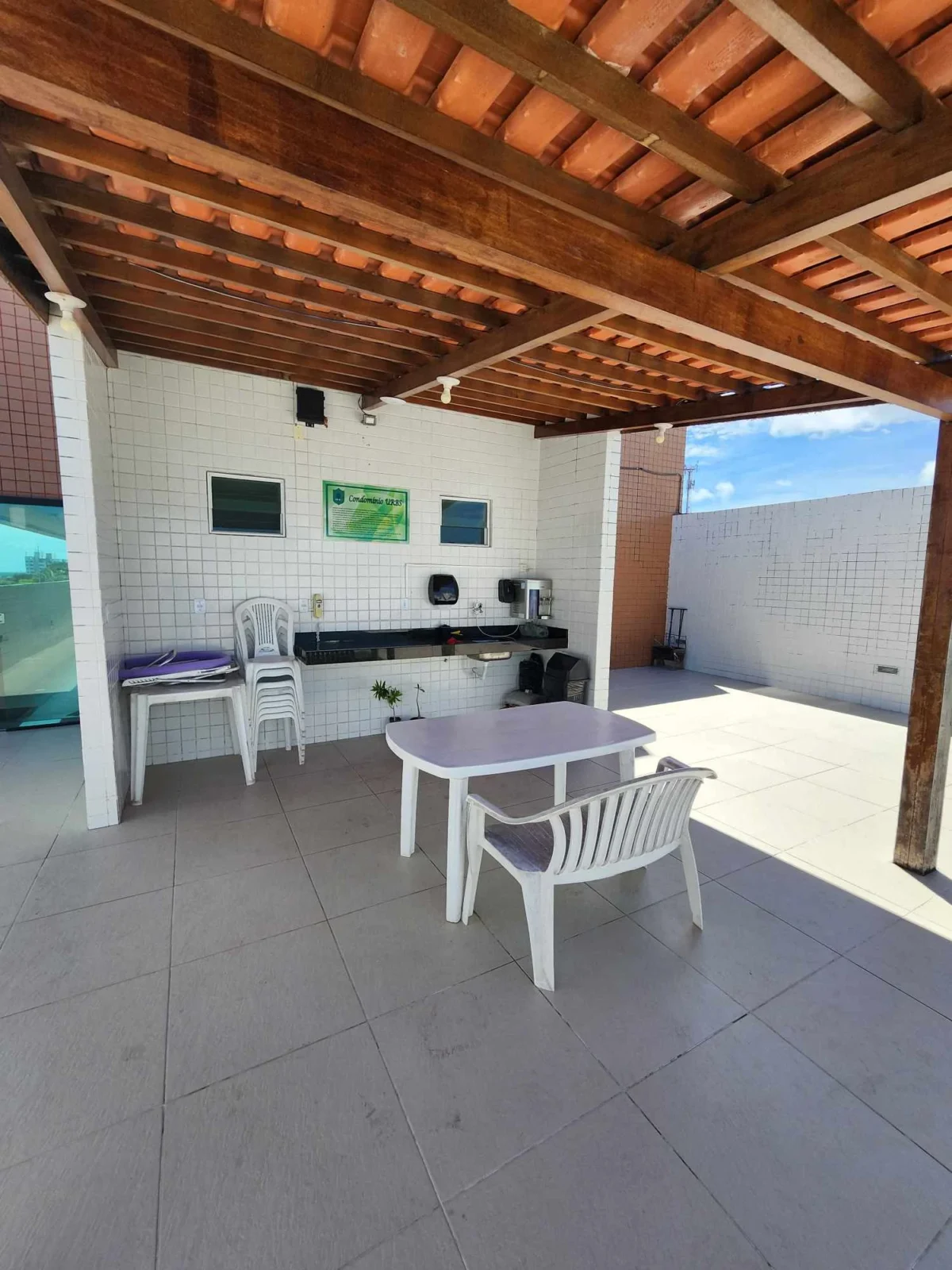Apartamento no Centro com 2 Quartos, 2 Vagas, Elevador e Piscina