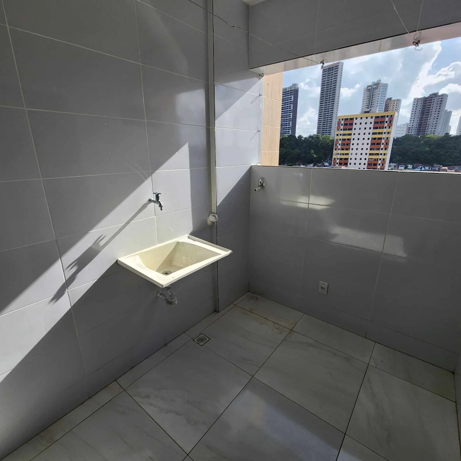 Apartamento em Manaíra com 3 Quartos sendo 1 Suíte + DCE , Elevador e Piscina