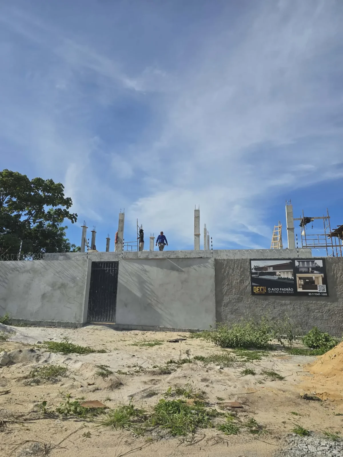 Casa solta no Portal do Sol/Quadramares com 4 Suítes sendo 2 Master e Piscina