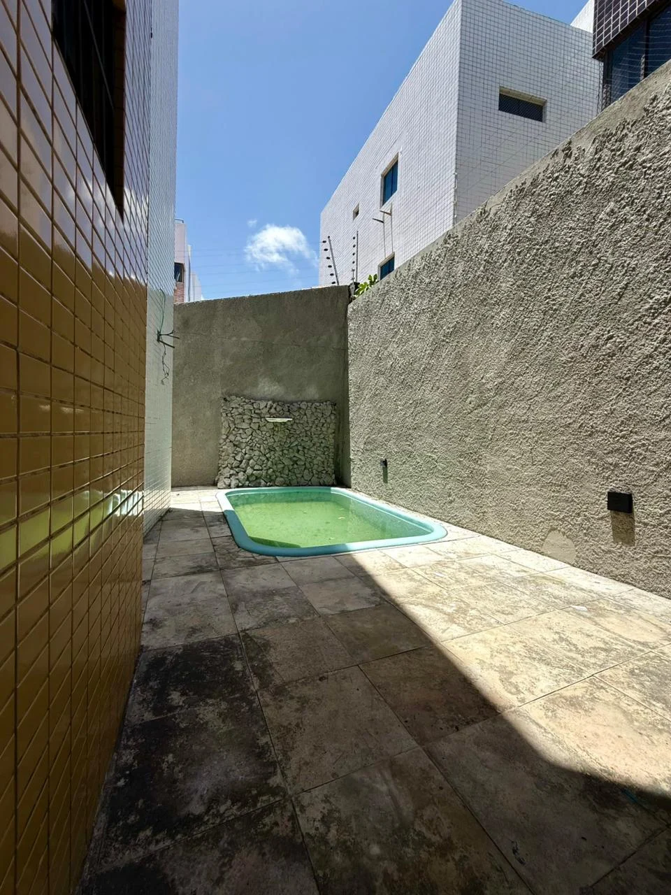 Apartamento Térreo com Área nos Bancários com 3 Quartos sendo 2 Suítes com Piscina, 101m²