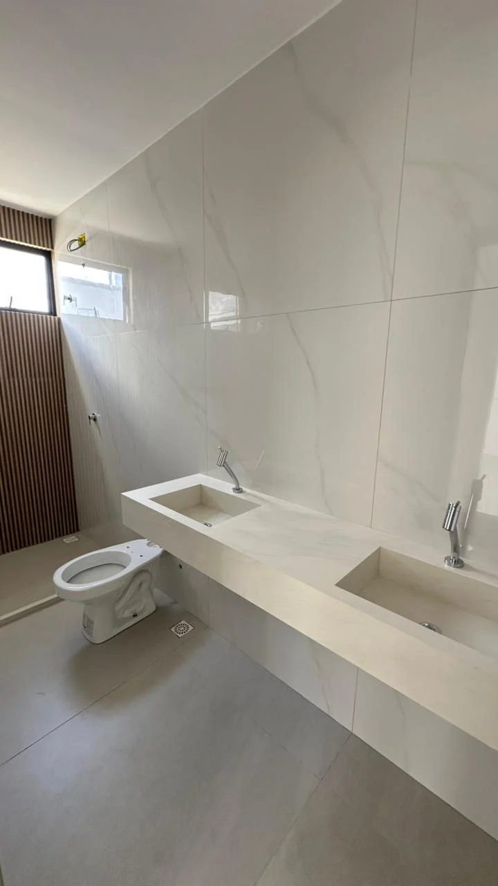 Excelente Casa em Condomínio Fechado com 3 Suítes sendo 1 Master, Piscina e Lazer Completo