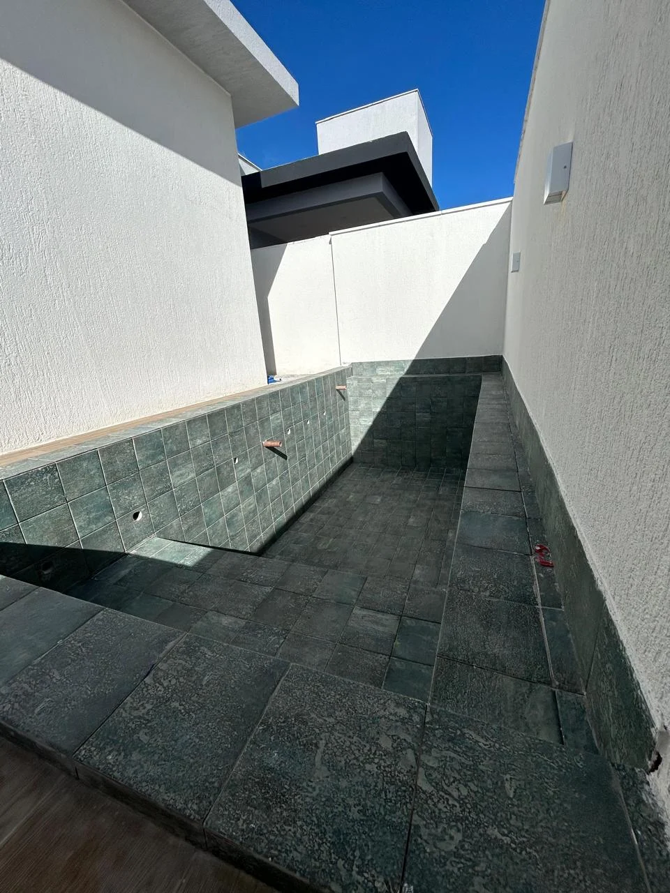 Excelente Casa em Condomínio Fechado com 3 Quartos sendo 1 Suíte Master, Piscina e Lazer Completo