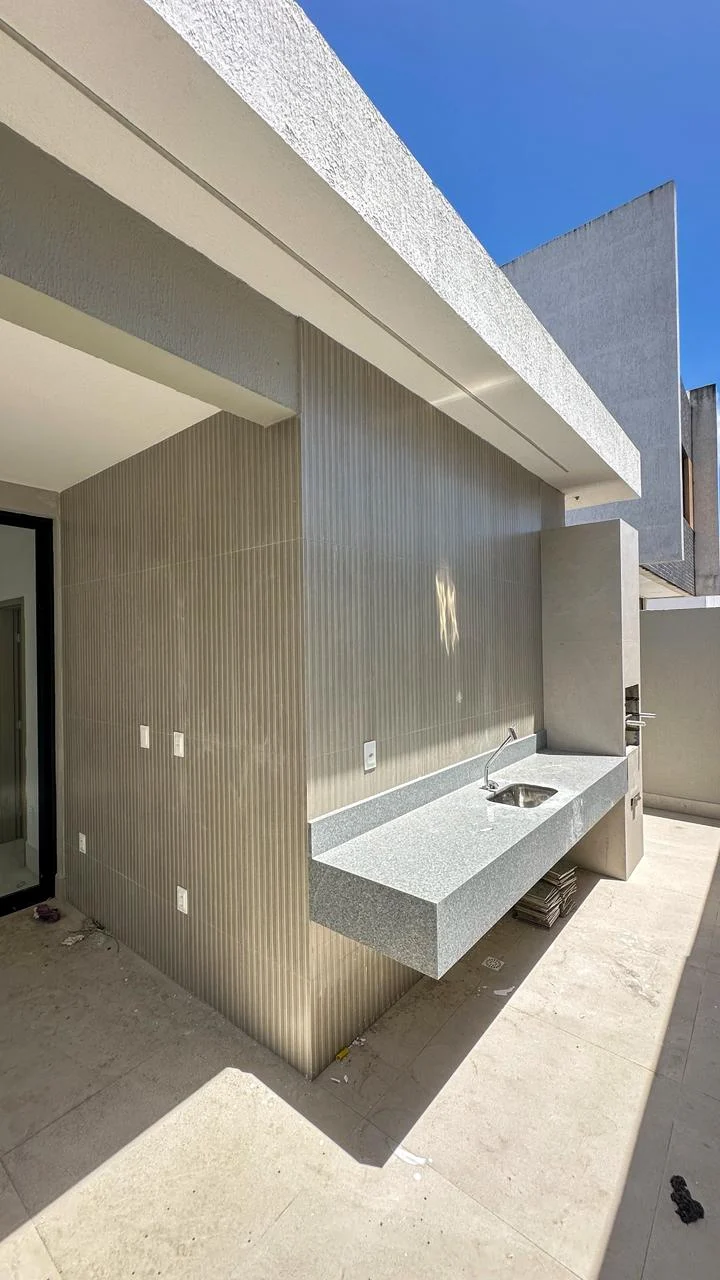 Excelente Casa em Condomínio Fechado com 3 Suítes sendo 1 Master, Piscina e Lazer Completo