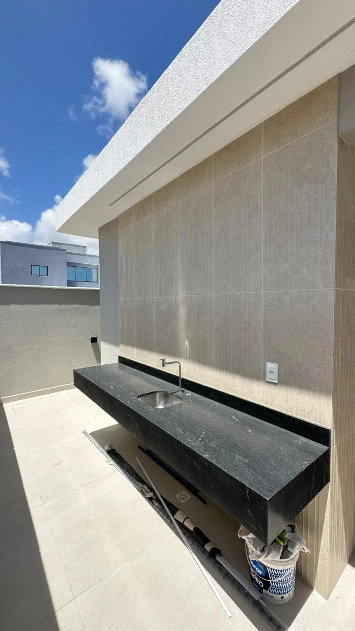 Excelente Casa em Condomínio Fechado com 3 Suítes sendo 1 Master, Piscina e Lazer Completo