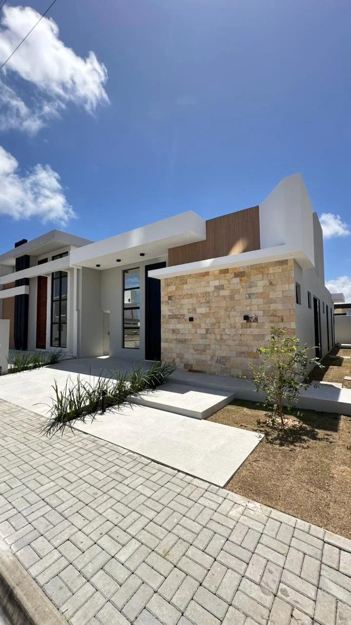 Excelente Casa em Condomínio Fechado com 3 Suítes sendo 1 Master, Piscina e Lazer Completo