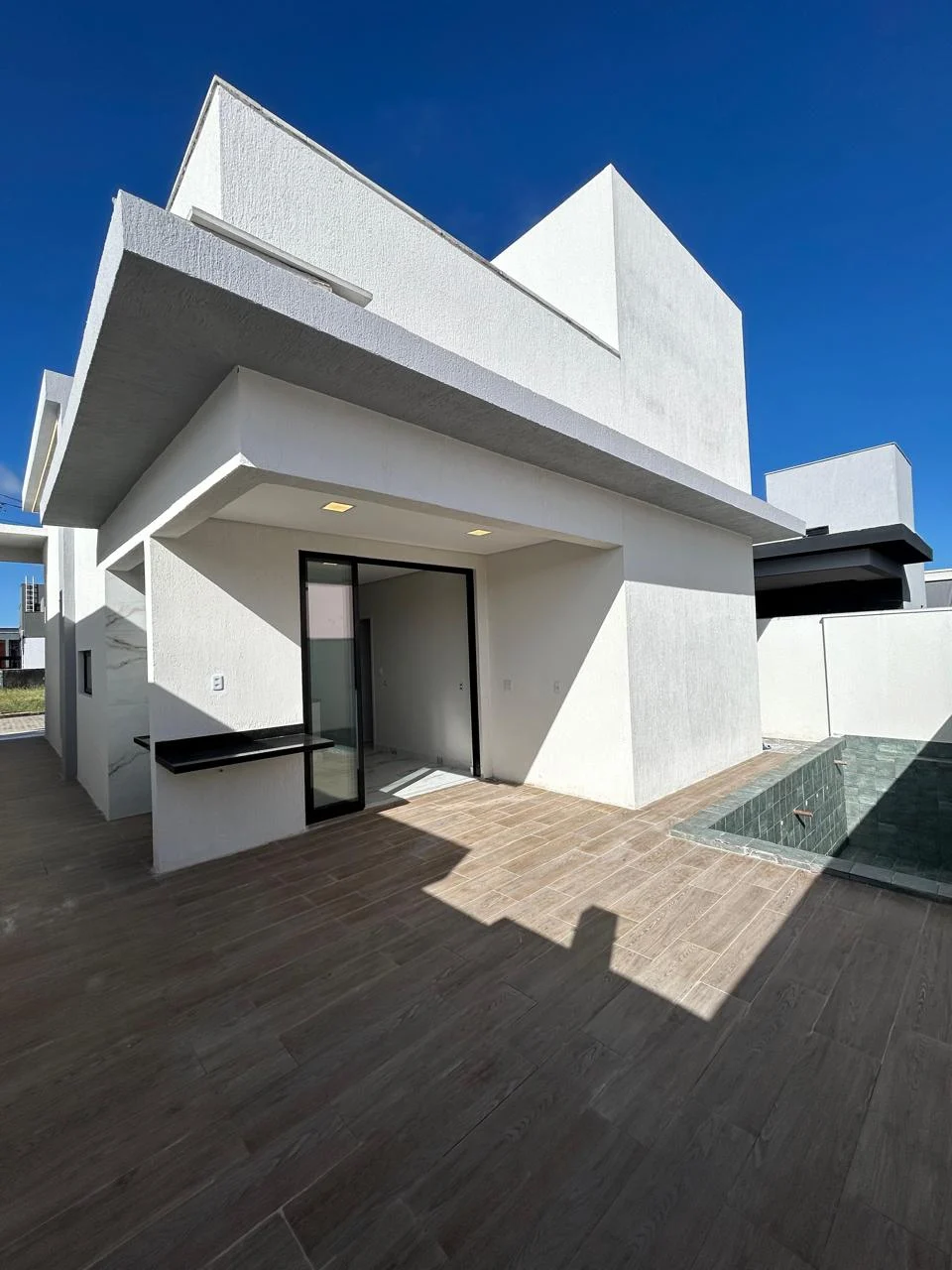 Excelente Casa em Condomínio Fechado com 3 Quartos sendo 1 Suíte Master, Piscina e Lazer Completo