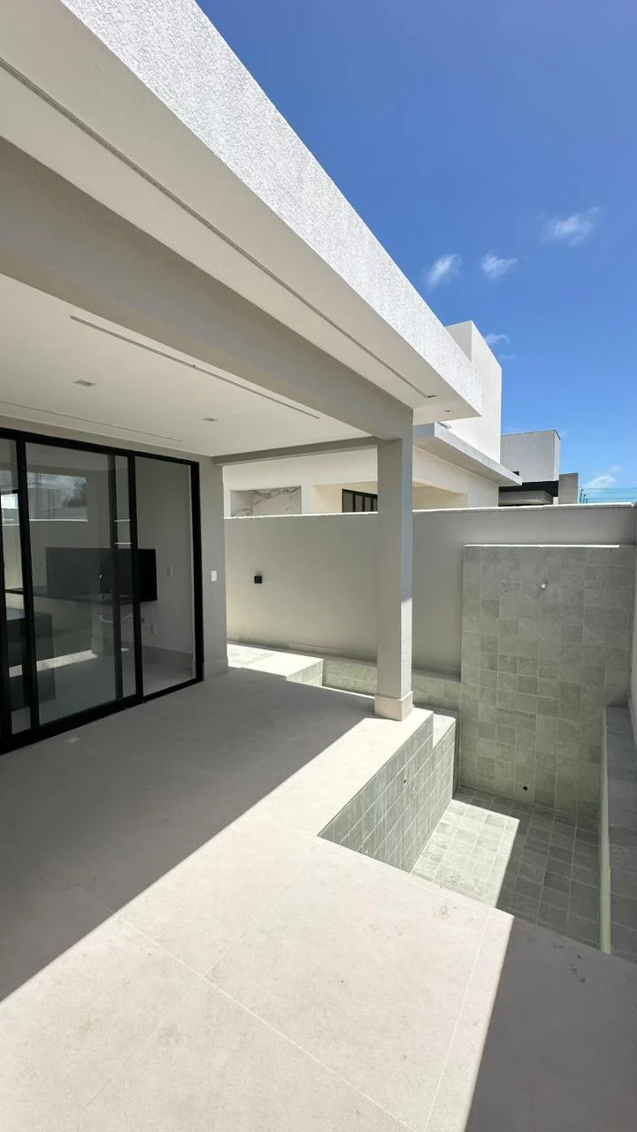 Excelente Casa em Condomínio Fechado com 3 Suítes sendo 1 Master, Piscina e Lazer Completo