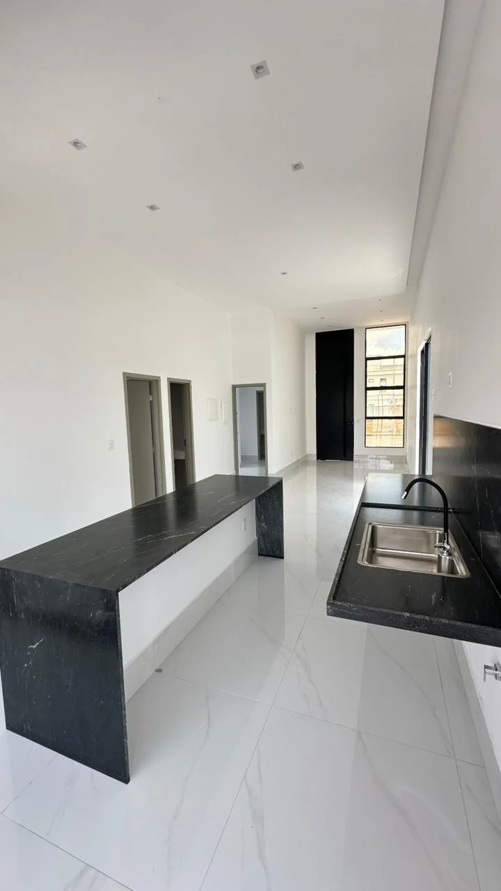Excelente Casa em Condomínio Fechado com 3 Suítes sendo 1 Master, Piscina e Lazer Completo