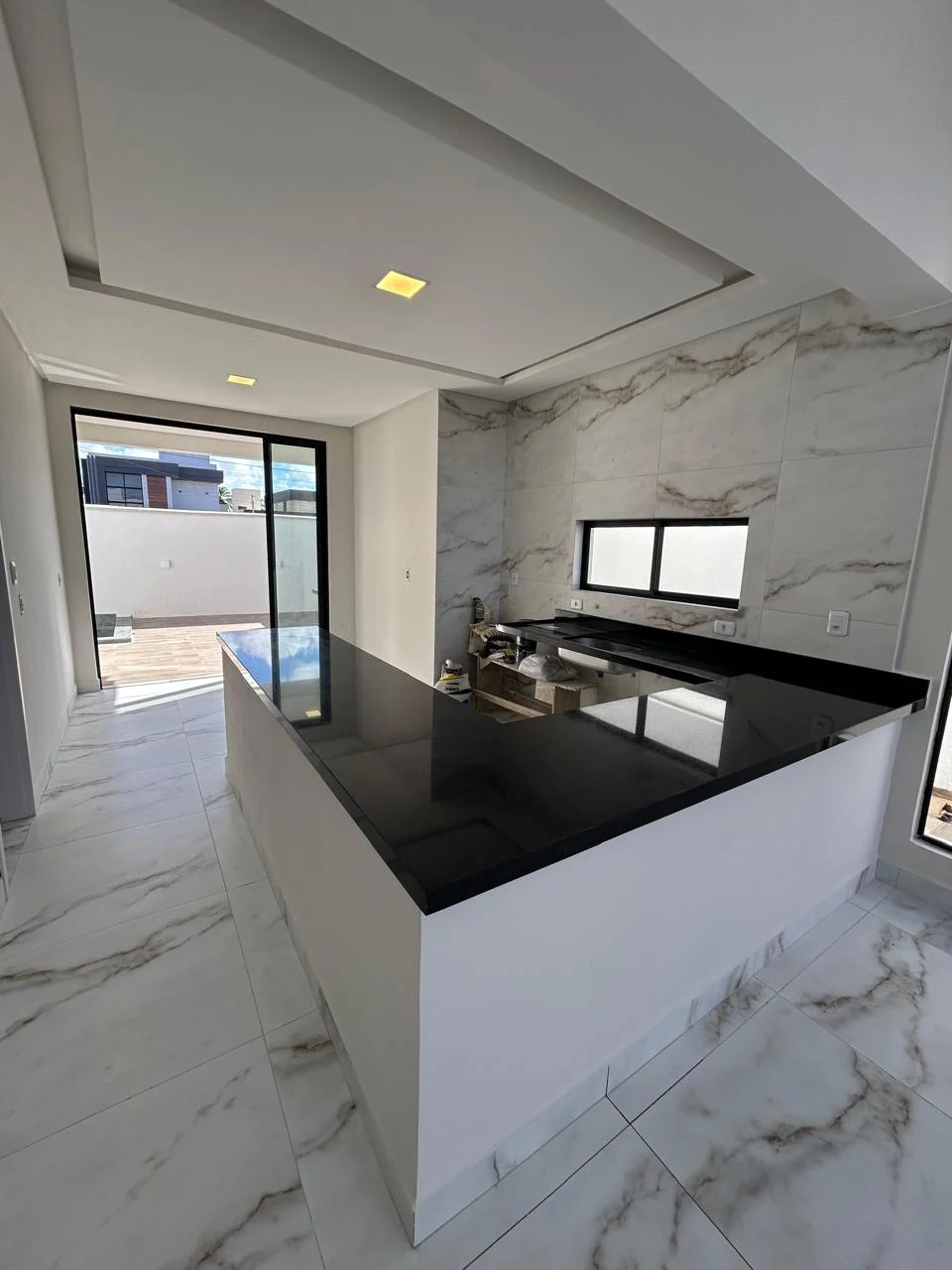 Excelente Casa em Condomínio Fechado com 3 Quartos sendo 1 Suíte Master, Piscina e Lazer Completo