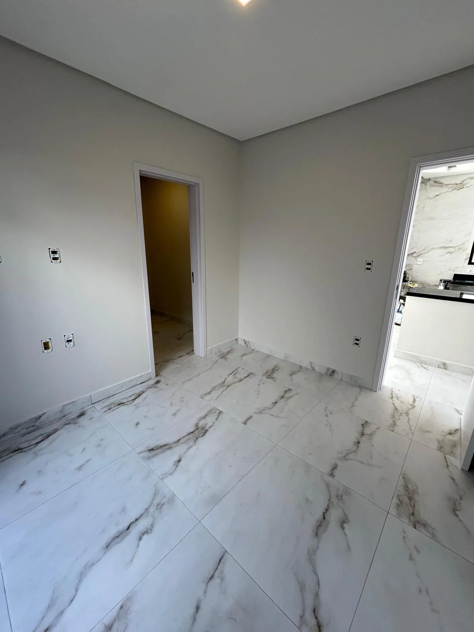 Excelente Casa em Condomínio Fechado com 3 Quartos sendo 1 Suíte Master, Piscina e Lazer Completo
