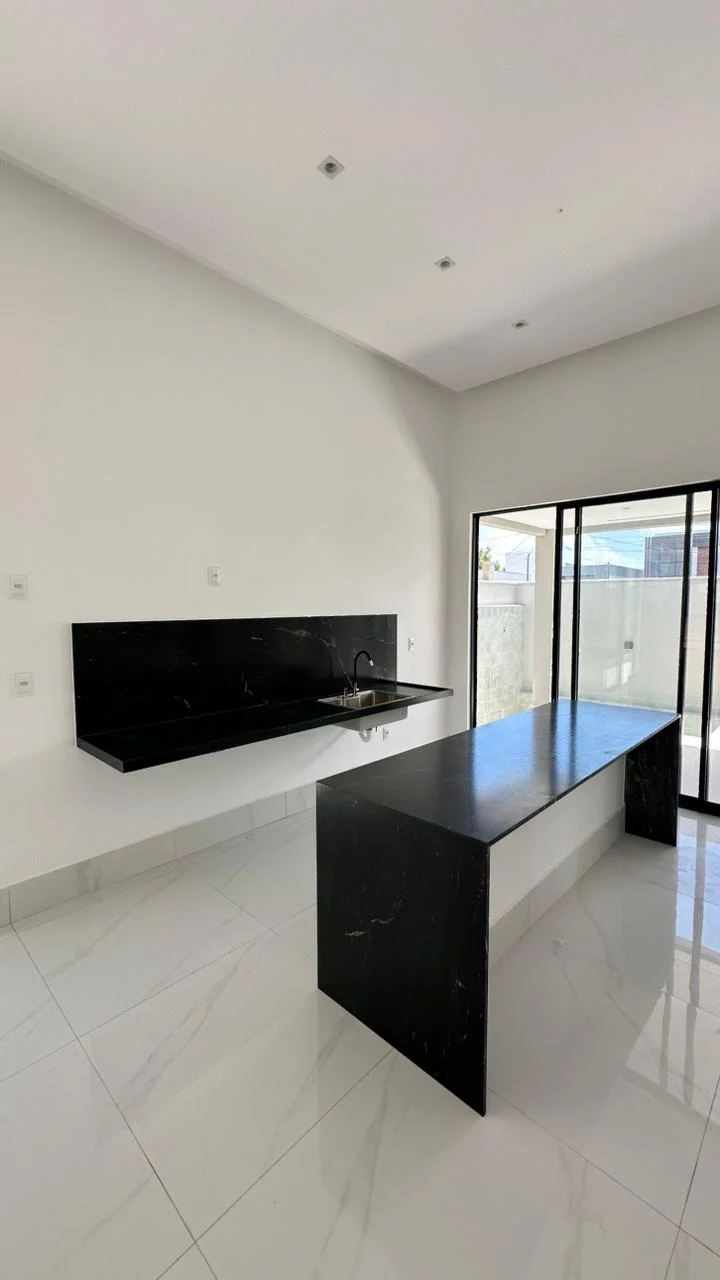Excelente Casa em Condomínio Fechado com 3 Suítes sendo 1 Master, Piscina e Lazer Completo