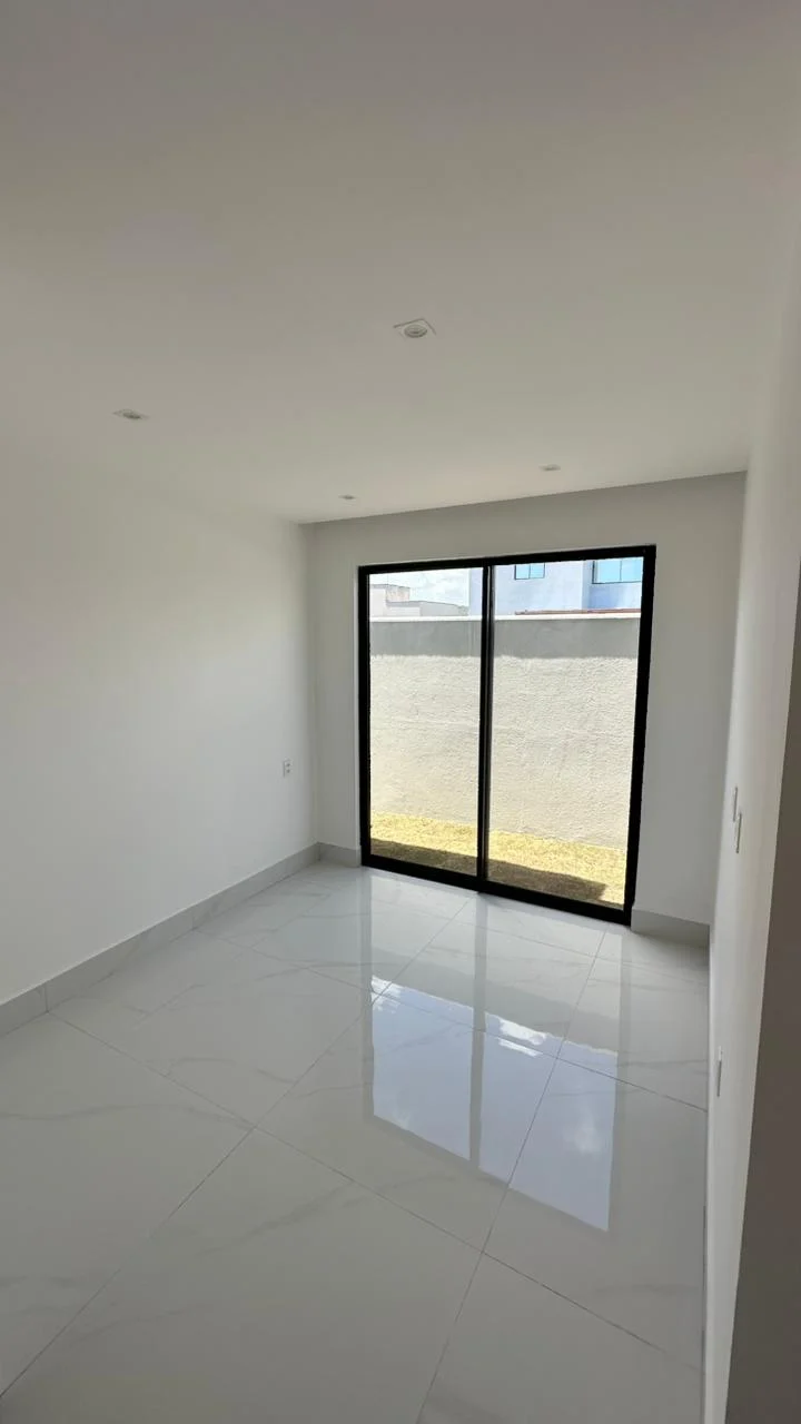 Excelente Casa em Condomínio Fechado com 3 Suítes sendo 1 Master, Piscina e Lazer Completo