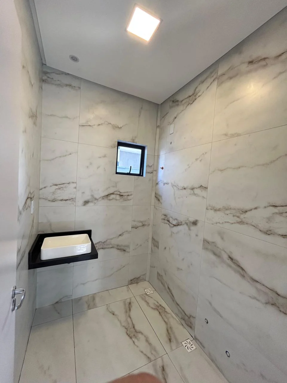 Excelente Casa em Condomínio Fechado com 3 Quartos sendo 1 Suíte Master, Piscina e Lazer Completo