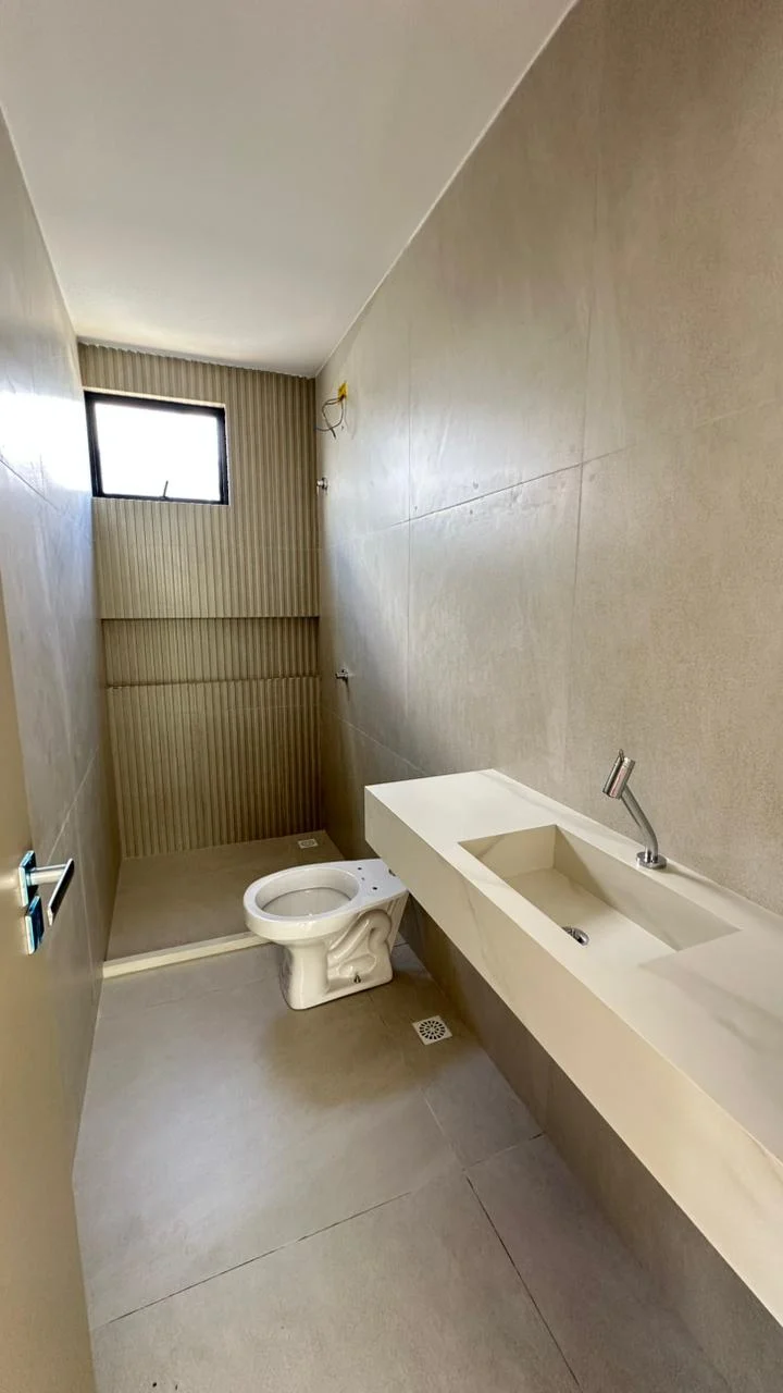 Excelente Casa em Condomínio Fechado com 3 Suítes sendo 1 Master, Piscina e Lazer Completo