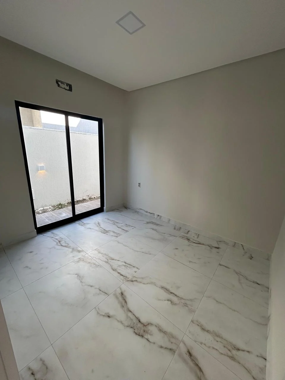 Excelente Casa em Condomínio Fechado com 3 Quartos sendo 1 Suíte Master, Piscina e Lazer Completo