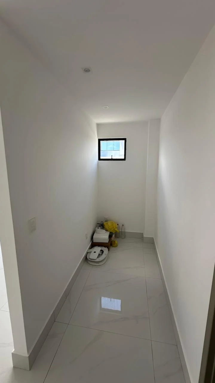 Excelente Casa em Condomínio Fechado com 3 Suítes sendo 1 Master, Piscina e Lazer Completo