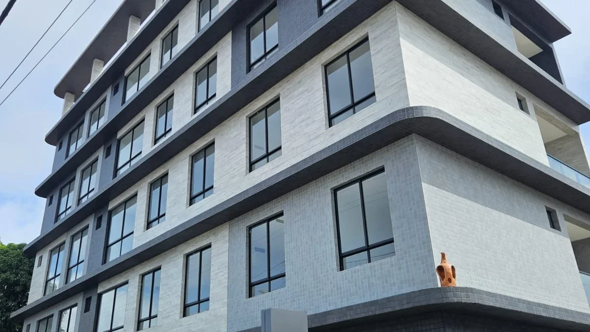 Apartamento Novo com 2 Quartos sendo 1 Suíte nos Bancários, Elevador e Piscina
