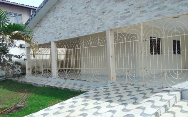 ALUGO ou VENDO Casa nos Bancários com 3 Quartos sendo 1 Suíte