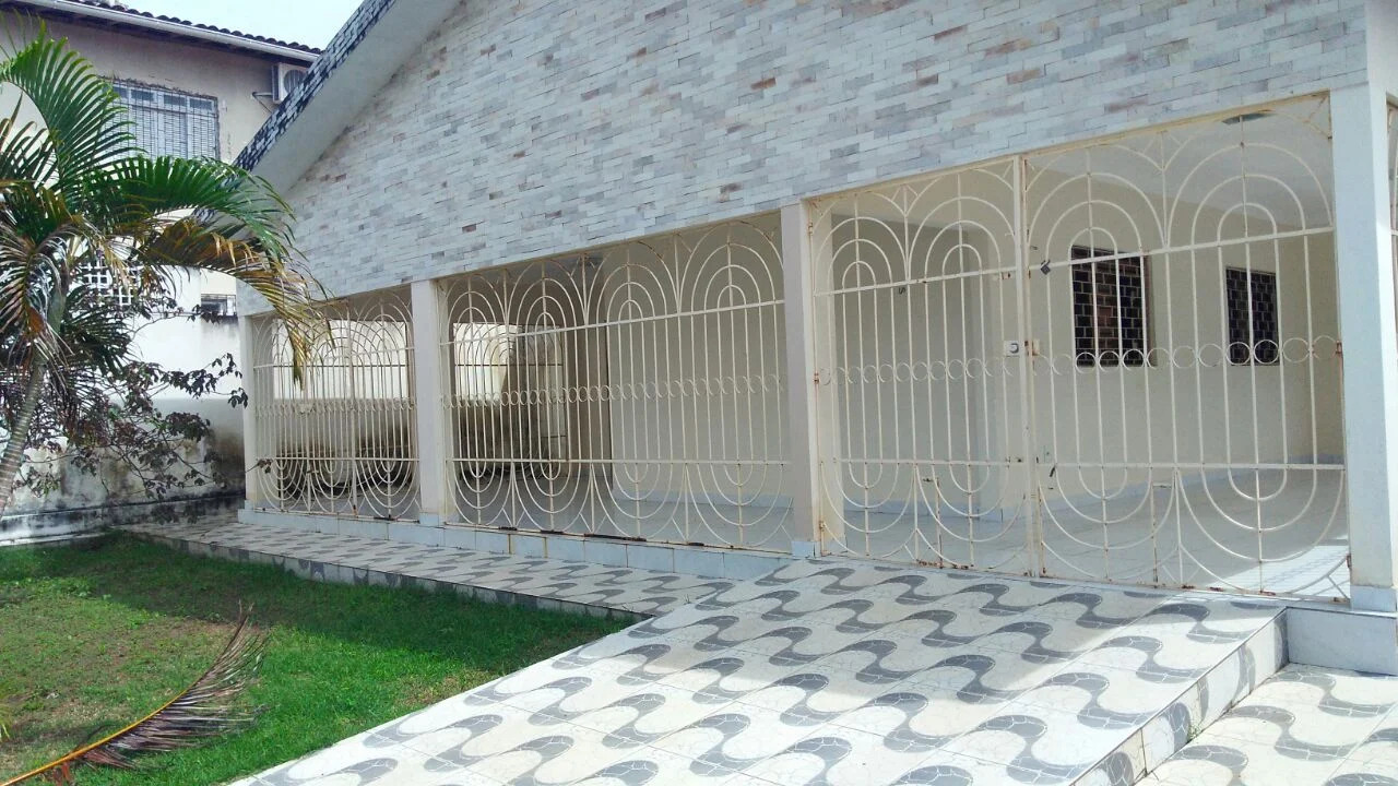 ALUGO ou VENDO Casa nos Bancários com 3 Quartos sendo 1 Suíte
