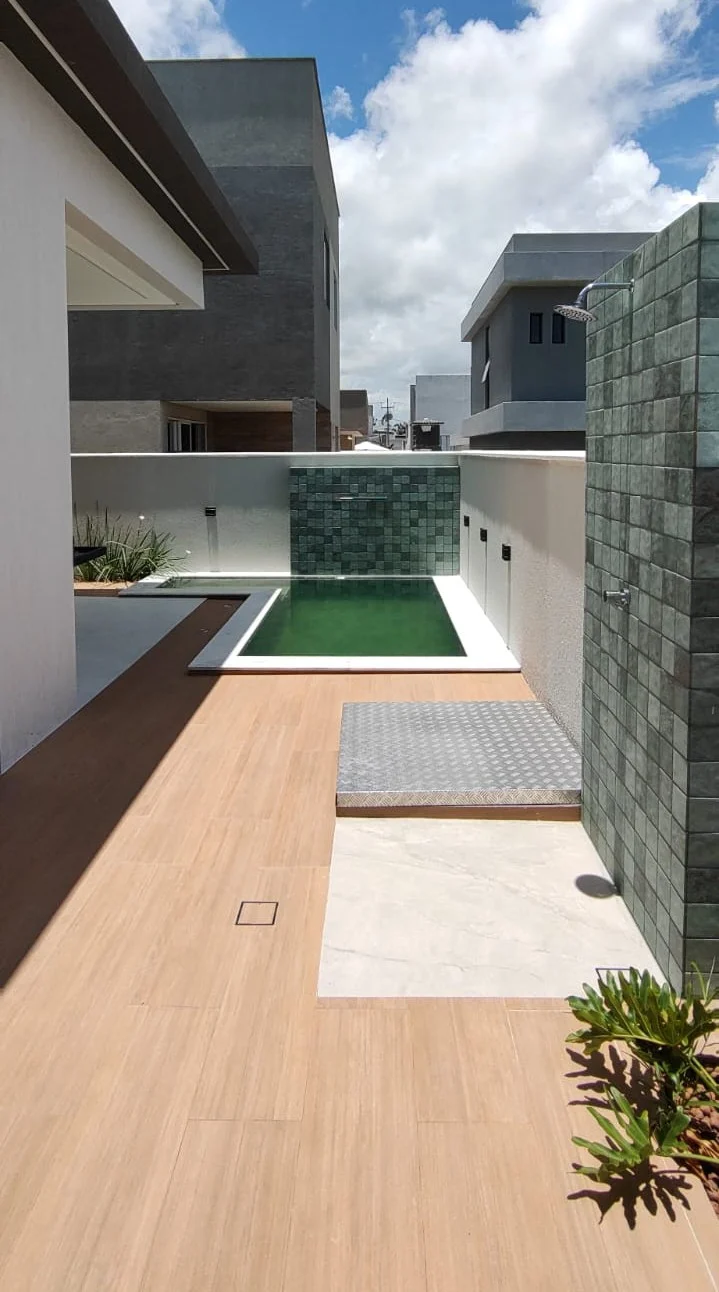Excelente Casa em Condomínio Fechado com 3 Quartos sendo 1 Suíte Master, Piscina e Lazer Completo