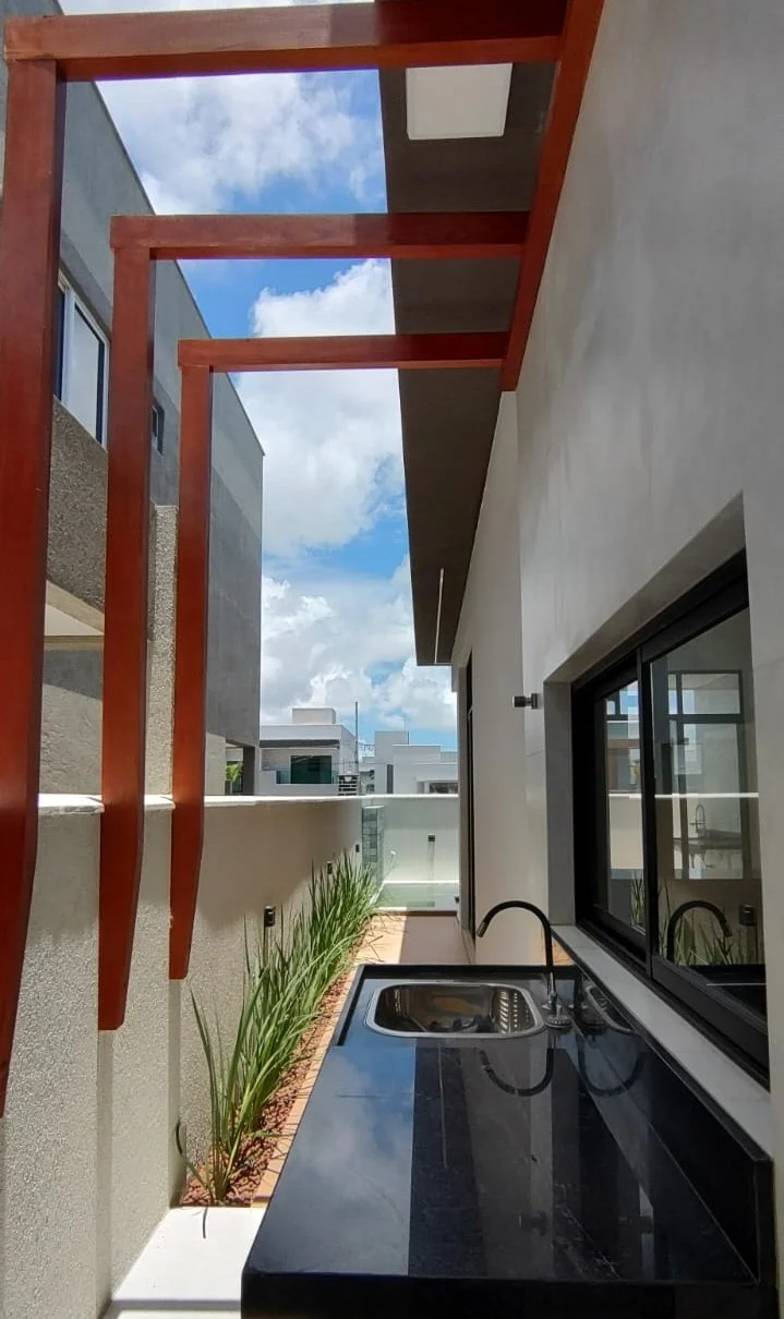 Excelente Casa em Condomínio Fechado com 3 Quartos sendo 1 Suíte Master, Piscina e Lazer Completo