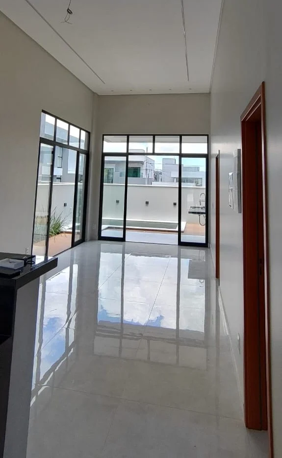 Excelente Casa em Condomínio Fechado com 3 Quartos sendo 1 Suíte Master, Piscina e Lazer Completo