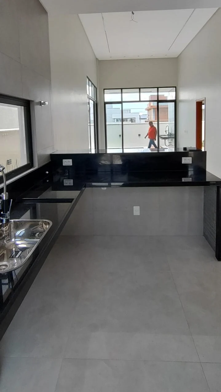 Excelente Casa em Condomínio Fechado com 3 Quartos sendo 1 Suíte Master, Piscina e Lazer Completo